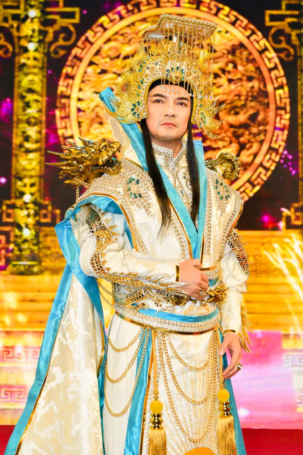 Đàm Vĩnh Hưng cho biết, anh muốn dừng công việc này thời gian vô thời hạn và cảm ơn một công ty giải trí đã gửi lời mời.