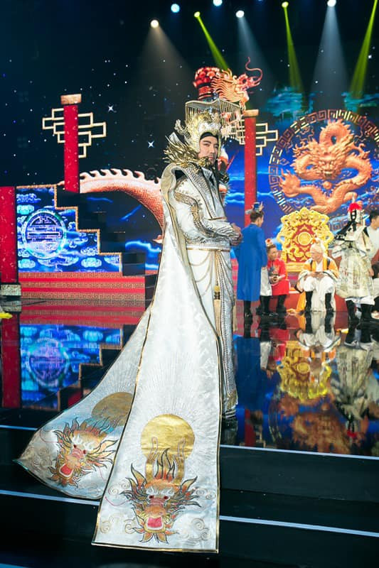 Nam ca sĩ chia sẻ, như lời anh từng nói từ năm ngoái, đó là vai Ngọc Hoàng cuối cùng của Đàm Vĩnh Hưng.