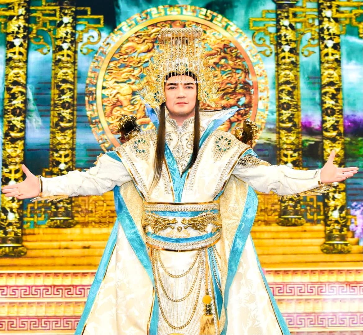 Hiện Đàm Vĩnh Hưng đang có chuyến lưu diễn tại Mỹ và Canada. Trước đó, nam ca sĩ vướng ồn ào ly hôn với bầu show Liên Phạm. Ngoài ra lùm xùm tố cáo qua lại giữa anh và bà Phương Hằng liên quan đến chuyện từ thiện cũng đang được cơ quan chức năng vào cuộc giải quyết.