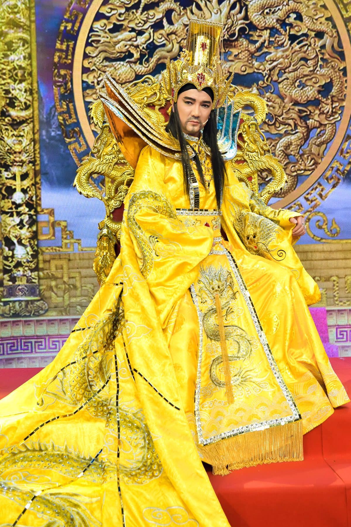 Ngoài ra, Đàm Vĩnh Hưng cho biết, người chuyên thực hiện trang phục Ngọc Hoàng cho nam ca sĩ đã qua đời từ năm ngoái. Bên cạnh đó, anh còn vướng rất nhiều dự án với ê-kíp mới.