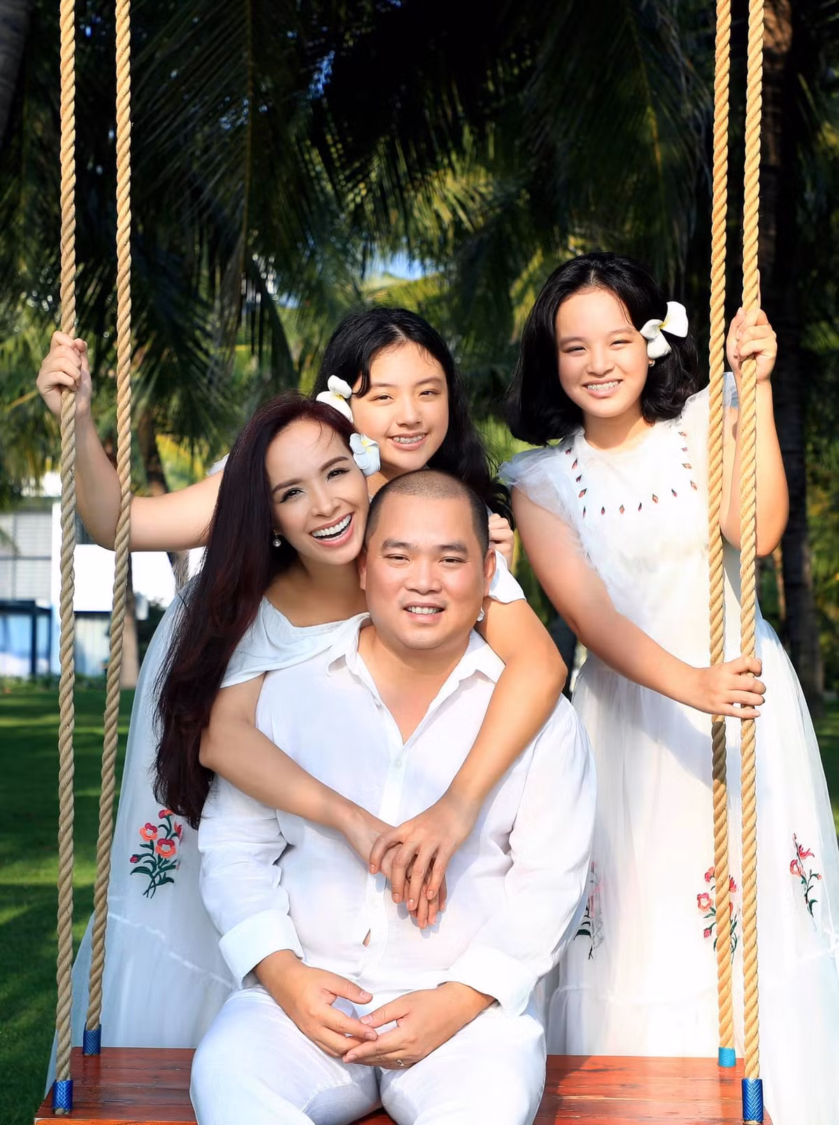 Gia dinh Thuy Hanh ve nha sau gan 4 thang ket ngoai dao-Hinh-2