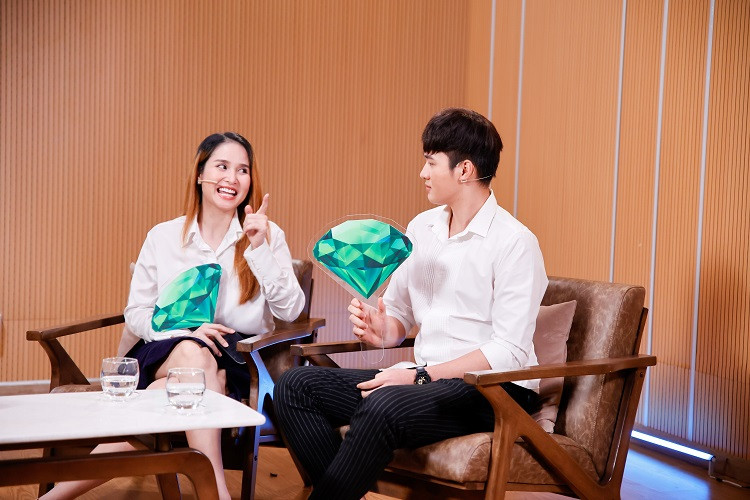 Còn trong mắt Quang Pháp, bà xã của anh là một người vô cùng dễ thương. Anh còn tiết lộ rằng mình là người ngỏ lời trước và luôn công khai theo đuổi vợ trong đoàn phim.