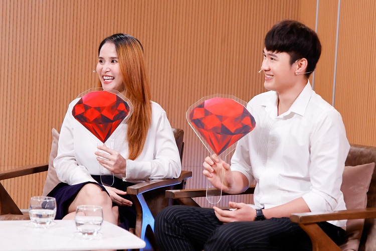 “Làm sao để vượt qua cái bóng của vợ và làm cách nào để trở thành trụ cột gia đình?” - đó là áp lực lớn nhất mà Quang Pháp phải đối diện khi bước vào mối quan hệ này.