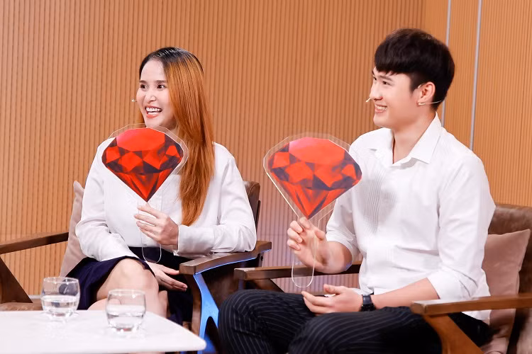 “Làm sao để vượt qua cái bóng của vợ và làm cách nào để trở thành trụ cột gia đình?” - đó là áp lực lớn nhất mà Quang Pháp phải đối diện khi bước vào mối quan hệ này.