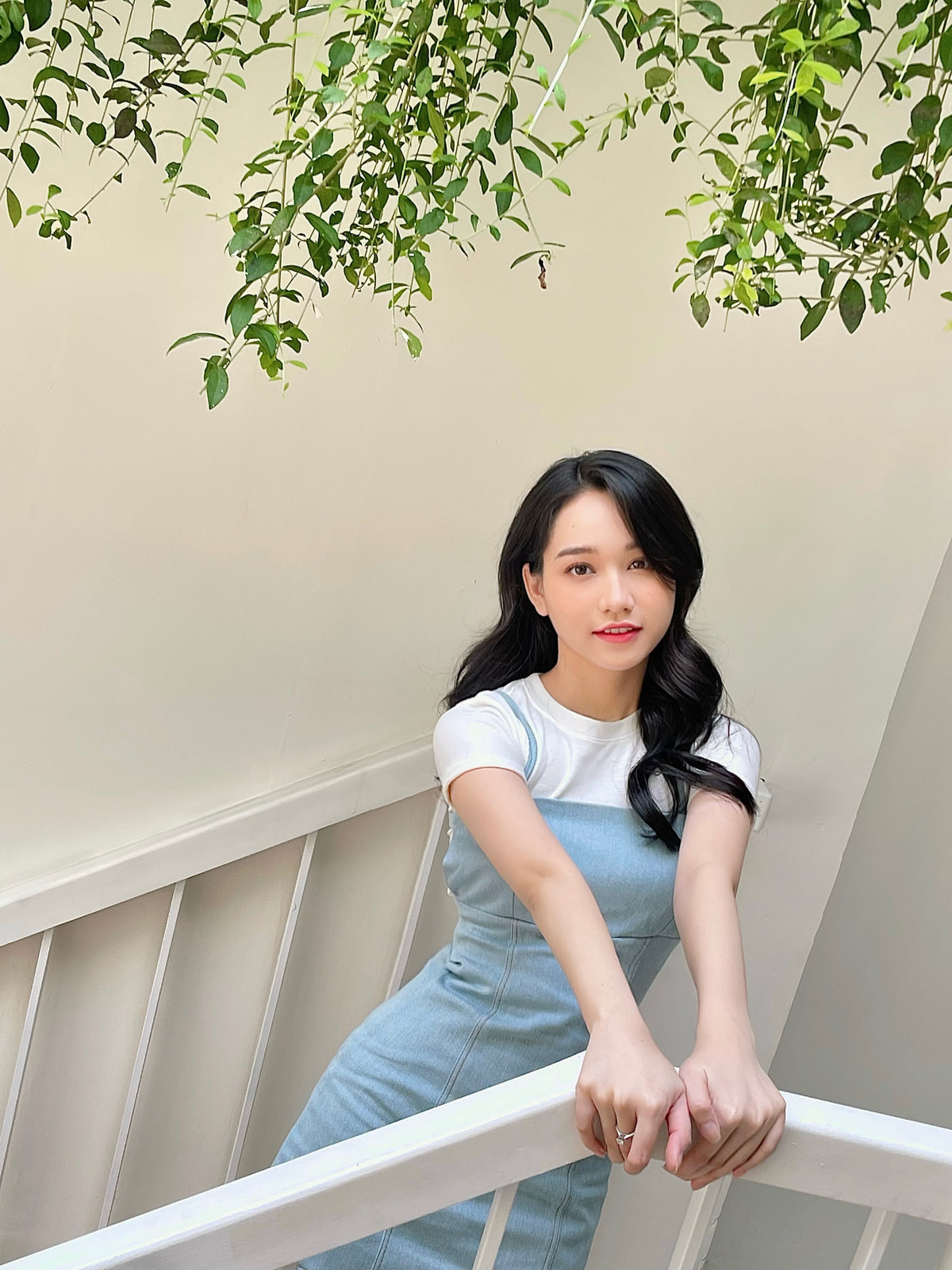 Trên trang cá nhân, nữ diễn viên phim "Mắt biếc" bày tỏ: "Tuần qua, có lẽ mọi người mong tin Trúc Anh thật nhiều. Nhưng mình đã chọn cách dừng lại, im lặng để nhìn nhận mọi chuyện một cách thành thật, không vướng mắc tự ái từ tranh cãi tiêu cực. Mình viết những dòng này sau khi đã trực tiếp tỏ bày và chia sẻ với cô Dung Bình Dương, được cô thấu hiểu những thiếu sót mà khoảng cách thế hệ khiến mình vô tâm buồn lòng cô. Có lỗi lầm, có hiểu lầm, nhưng mình tin rằng không lý lẽ nào hơn lời xin lỗi".