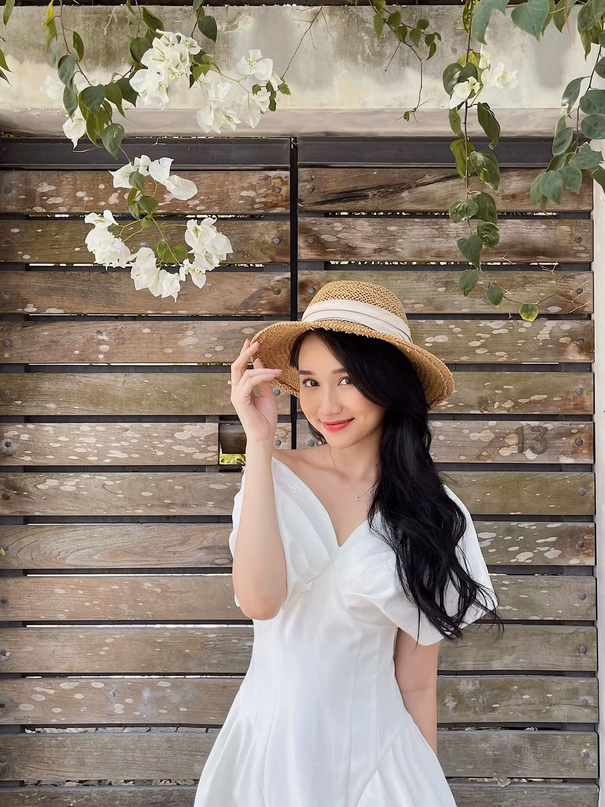 Ngoài ra, bà Dung Bình Dương chia sẻ, tại LHP Việt Nam lần thứ 22 ở Huế vừa diễn ra, Trúc Anh đi chung đoàn phim “Ngốc ơi, tuổi 17” nhưng đến trễ giờ dự thảm đỏ hơn 1 tiếng.