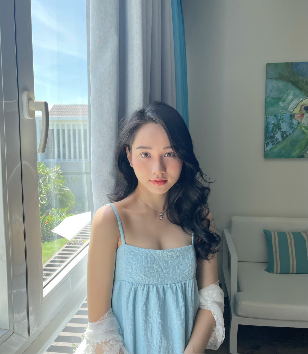 Trúc Anh cũng chia sẻ, với cô, diễn viên là công việc nghiêm túc và trân quý như bao nghề khác. Bên ngoài màn ảnh, cô giống như bao người đang nỗ lực làm việc, không hơn, không kém, không tự ti và không tự cao, dù vậy, đôi khi không tránh khỏi vô tình sơ xuất.