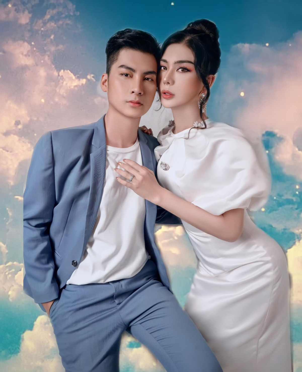 Không chỉ giữ được nhan sắc xinh đẹp, Lâm Khánh Chi còn khiến nhiều người ngưỡng mộ bởi có tổ ấm hạnh phúc bên chồng trẻ kém 8 tuổi. Chồng Lâm Khánh Chi tên Trần Phi Hùng, sinh năm 1985. Cặp đôi tổ chức đám cưới năm 2017.