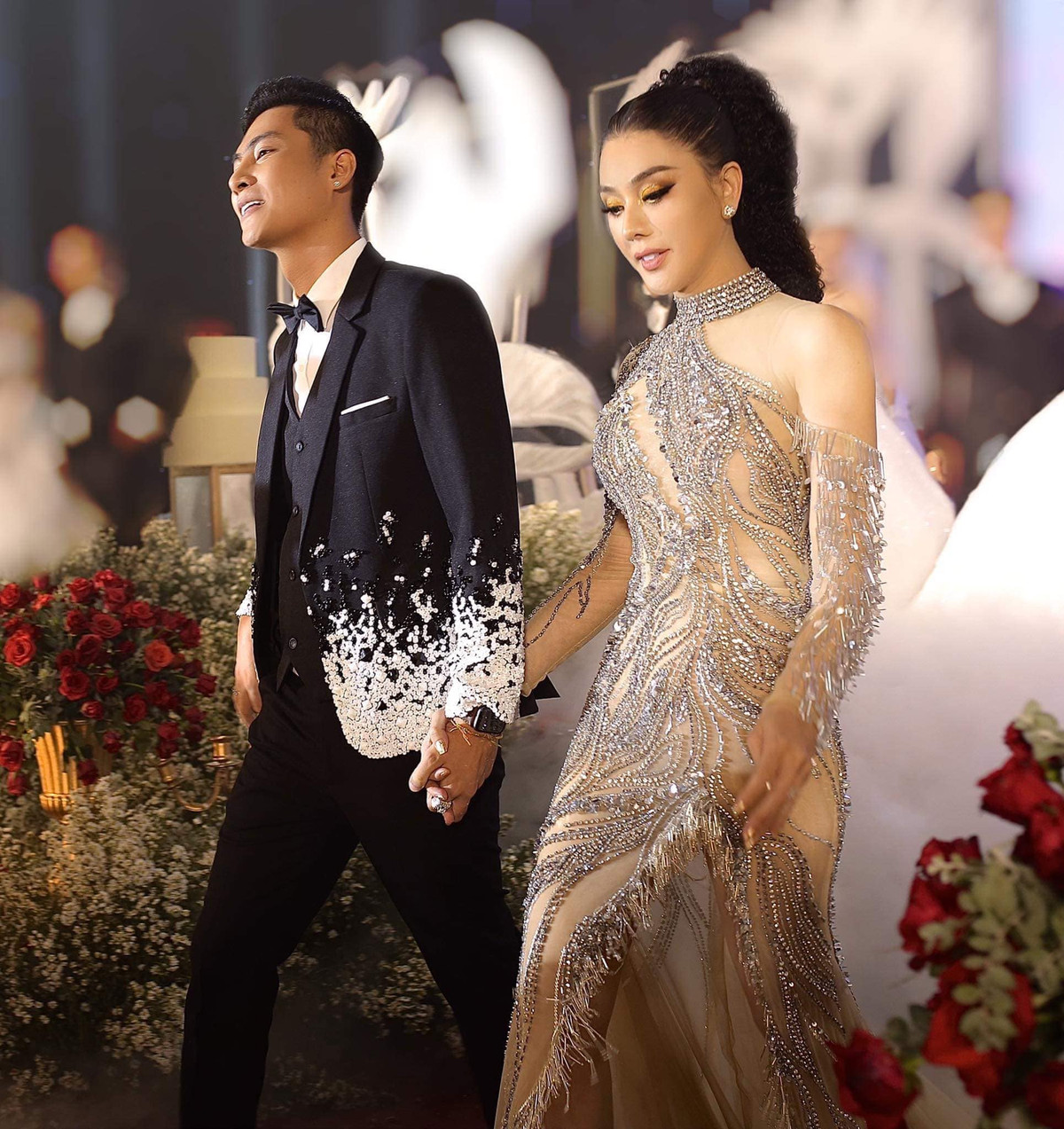 Trong talkshow Chuyện ngại nói với Xuân Lan, Lâm Khánh Chi tiết lộ về ông xã: "Anh ấy là người không thích đi chơi, chỉ thích ở nhà, đi đâu ra đường được nửa tiếng là đòi về nên rất hợp với tôi. Mà một khi chồng tôi đã đi chơi là có vấn đề. Nhưng suốt 4 năm ở với nhau, chồng tôi chưa bao giờ đi đâu hết. Đâm ra tôi rất yên tâm về chồng mình. Nếu một ngày nào đó nhan sắc tôi phai tàn theo năm tháng thì lúc đó có thể đặt dấu hỏi, còn hiện tại chúng tôi vẫn quyện nhau lắm. Ngay cả chuyện chăn gối cũng quyện".