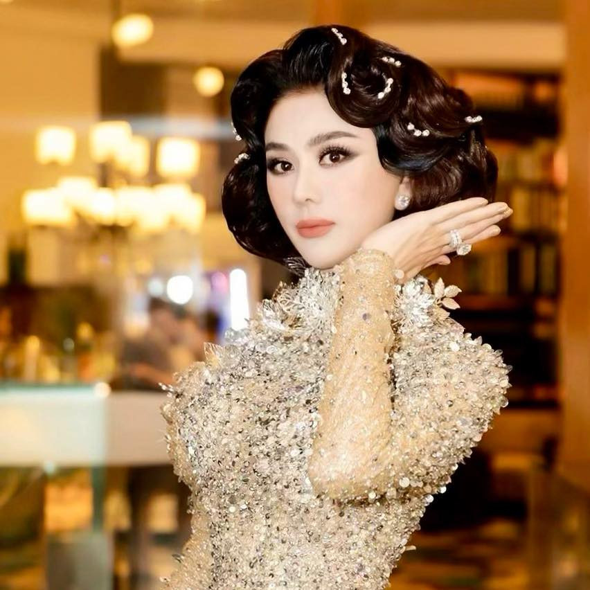 Trước khi kết duyên với Phi Hùng, Lâm Khánh Chi thừa nhận trải qua cả chục mối tình. Hiện tại, với cô gia đình là số 1.