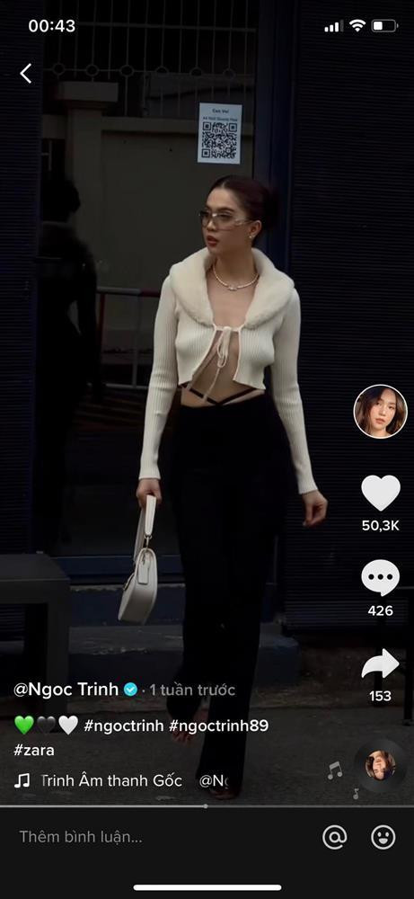 Tuy nhiên, trong đó có một outfit khiến người xem lại phải vào việc "super soi" một chi tiết kém đẹp. Cụ thể, cô diện áo croptop buộc dây mỏng manh khoe eo thon phối với quần ống loe cạp cao. Sẽ chẳng có gì đáng nói nếu chân dài không chơi mốt thả rông để lộ vòng 1 chảy xệ như mướp cùng xương ngực lồ lộ trước ống kính. Chi tiết này khiến Ngọc Trinh mất điểm trầm trọng.