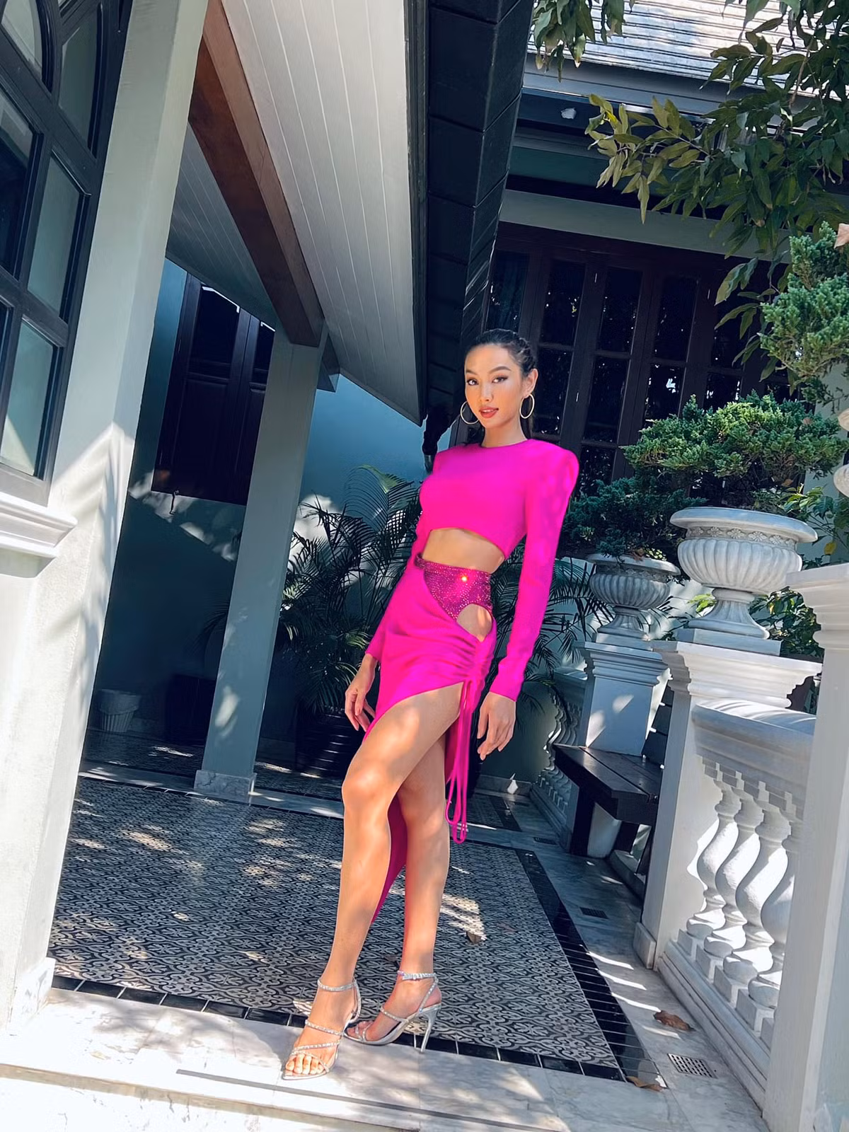 Bộ trang phục hậu đăng quang giúp Thùy Tiên khoe trọn cặp chân dài thon thả cùng vòng eo con kiến.