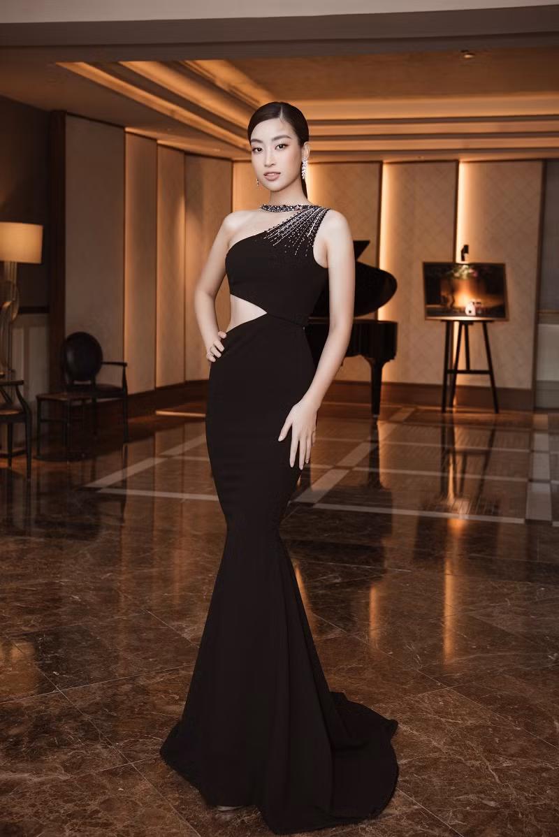 Nàng hậu chọn thiết kế cut out phần hông của NTK Lê Ngọc Lâm, để lộ làn da nõn nà, cuốn hút.