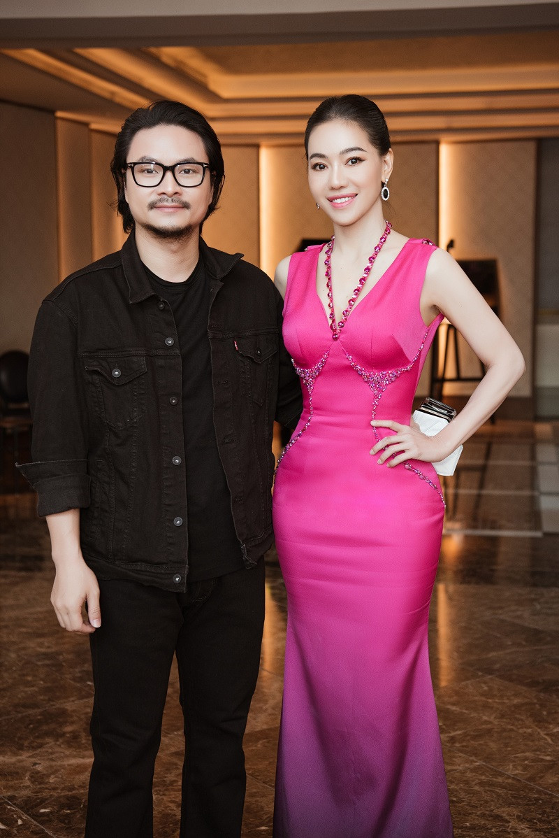 Là nhân vật quyền lực trên thảm đỏ, “bà trùm hoa hậu" Phạm Kim Dung chọn chiếc váy khoét lưng quyến rũ của NTK Hoàng Tony. Chị là Trưởng BTC Miss World Vietnam, cũng chính là người đứng sau thành công của Top 3 Miss World Vietnam 2019. Trong khi đó, đạo diễn Hoàng Nhật Nam đảm nhận vai trò Tổng đạo diễn các đêm thi hoành tráng của Miss World Vietnam.