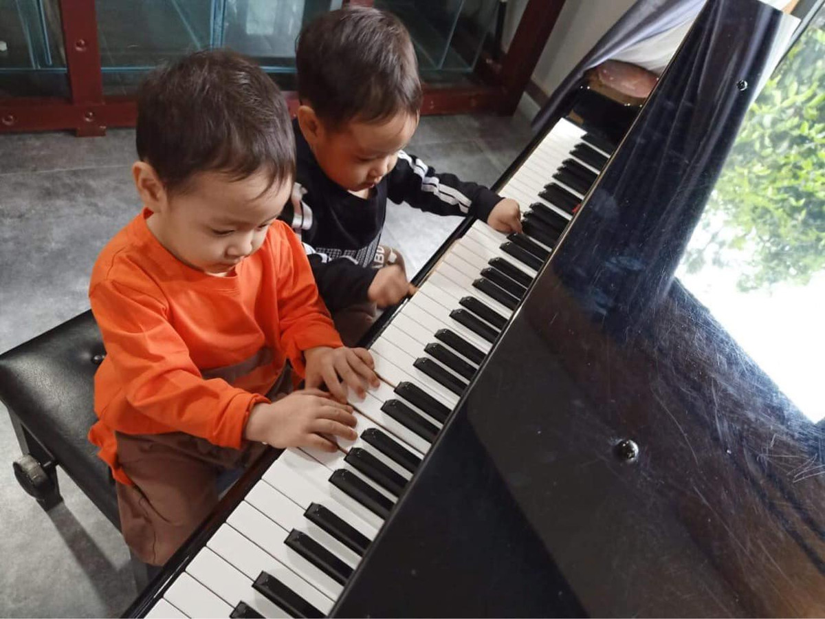 Nàng hậu cũng nhắn nhủ hai con sinh đôi sẽ không để ai làm tổn thương đến 3 mẹ con. "Ông bà ngoại và mẹ sẽ dạy 2 con trở thành người đàn ông bản lĩnh, tử tế, có trách nhiệm! Con hơn cha là nhà có phúc", cô chia sẻ. Hiện hai con của Đặng Thu Thảo sống ở nhà ngoại. Phúc Thành trợ cấp cho hai con 8 triệu/ tháng.