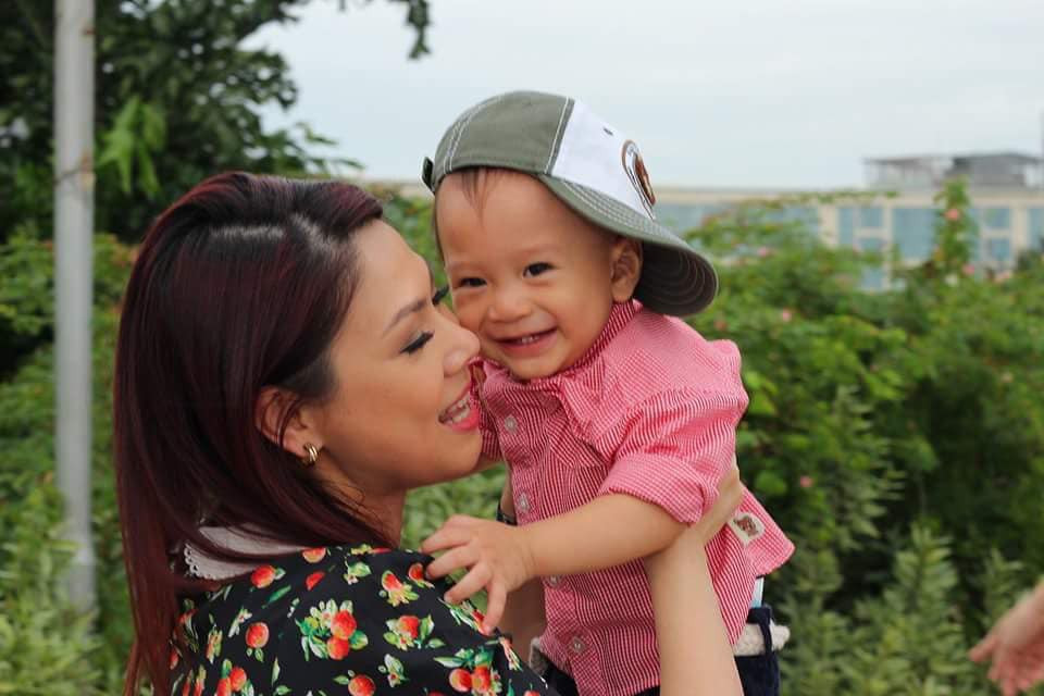 Tuy nhiên, cậu nhóc mê game và còn nhút nhát khi phải ngủ một mình, đêm nào cũng mong có bà ngoại hay mẹ nằm cạnh.