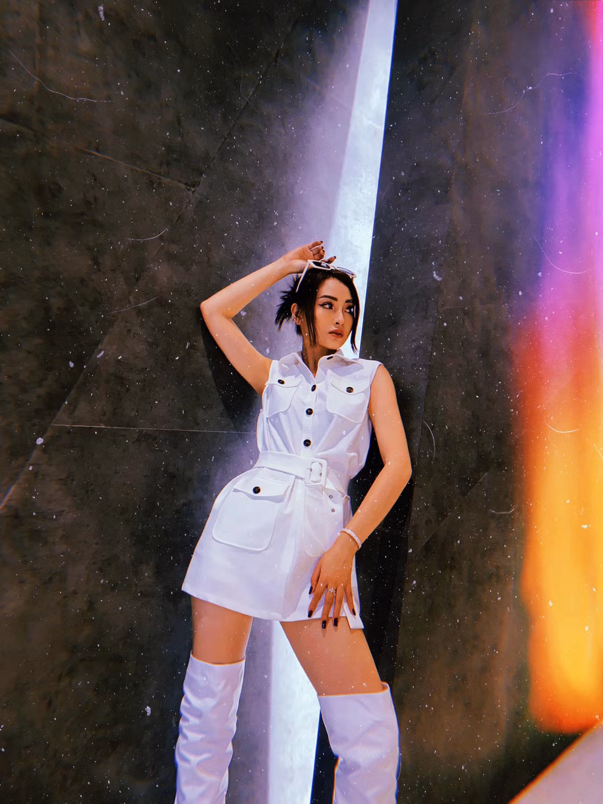 Huyền Trang (MC Mù Tạt) tên thật là Nguyễn Thị Huyền Trang, sinh năm 1993, được biết đến là một trong những MC đời đầu của chương trình Bữa trưa vui vẻ trên kênh VTV6.