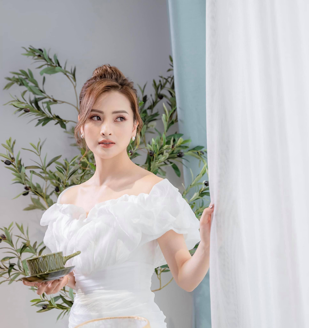 "Thú thực, tôi rất trông đợi vai diễn sẽ gây ra tranh cãi trái chiều. Sau khi phim đóng máy, tôi có chút tiếc nuối vì đã chưa thể hiện tốt như mình mong đợi. Tôi luôn muốn, kể cả khi tham gia vai phụ cũng phải chỉn chu, chất lượng. Nếu vai diễn bị "chửi", được quan tâm mới chứng tỏ những thể hiện của mình ít nhiều đã được khán giả ghi nhận", Huyền Trang chia sẻ với Dân Trí.