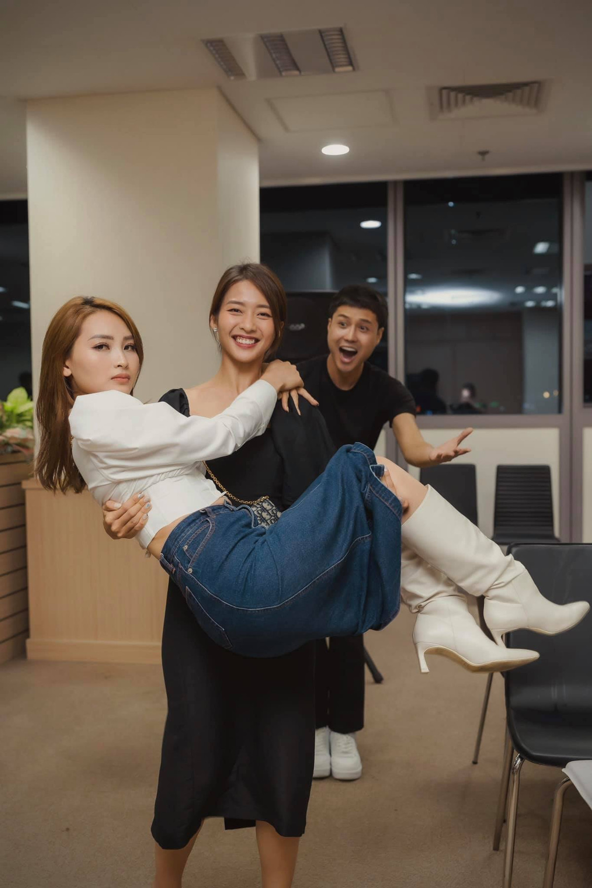 Căng thẳng trong phim, ở hậu trường, Huyền Trang - Khả Ngân có những khoảnh khắc đáng yêu.