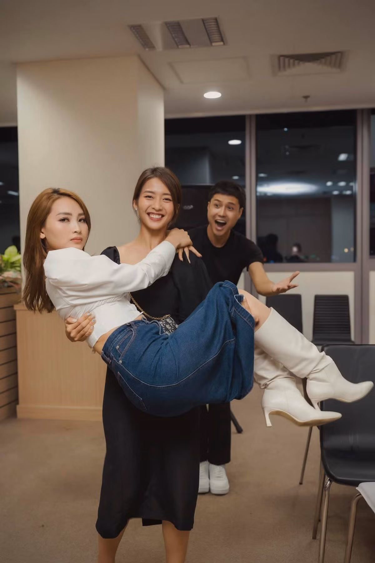 Căng thẳng trong phim, ở hậu trường, Huyền Trang - Khả Ngân có những khoảnh khắc đáng yêu.