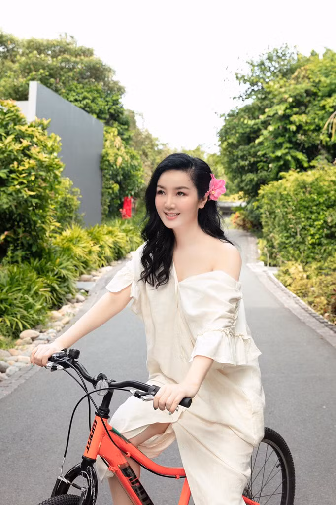 Sau khủng hoảng từ cuộc hôn nhân đổ vỡ, Giáng My đã cân bằng được cuộc sống. Người đẹp hiện tại sống sang chảnh, bình yên.