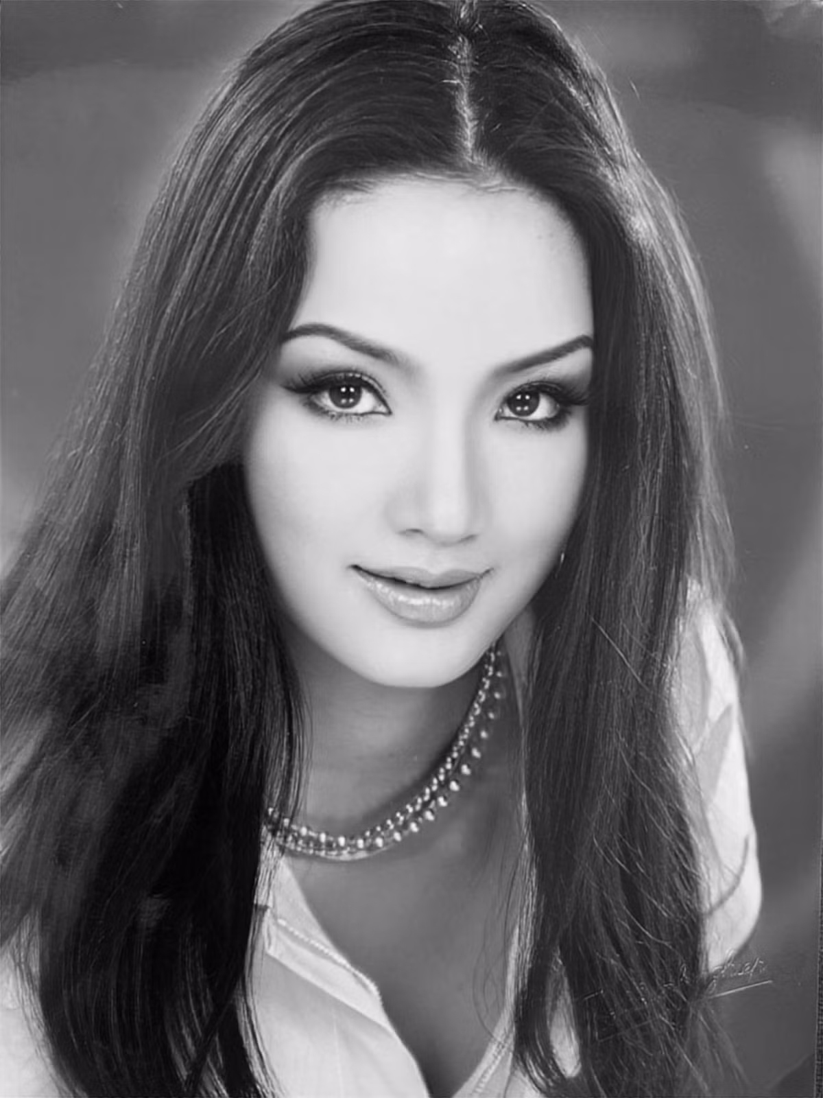 Giáng My sinh ra trong gia đình nghệ thuật, có bố là đạo diễn, còn mẹ là giảng viên âm nhạc. Sau khi đăng quang Hoa hậu Đền Hùng, Giáng My bước chân vào showbiz với vai trò ca sĩ, diễn viên, người mẫu ảnh.