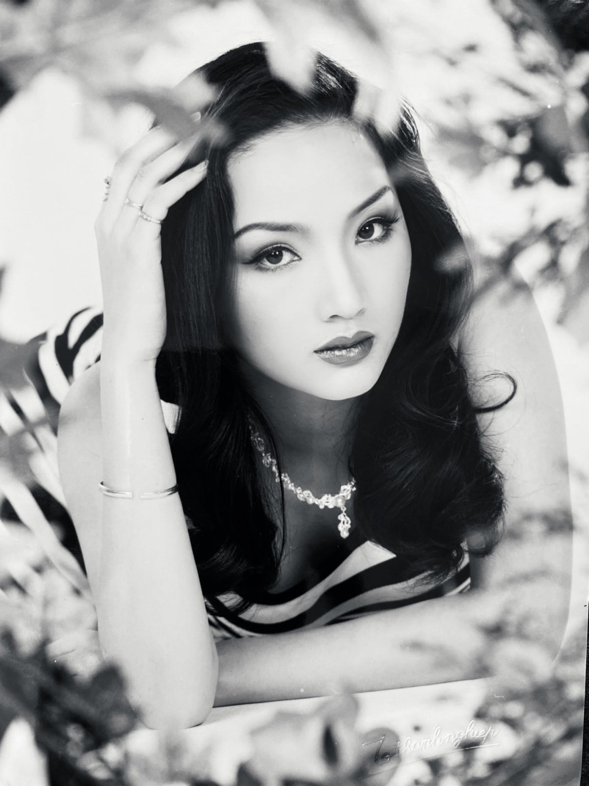 Loạt ảnh cũ của Hoa hậu Giáng My gây sốt. Nhan sắc của Giáng My khiến nhiều người trầm trồ, khen ngợi.