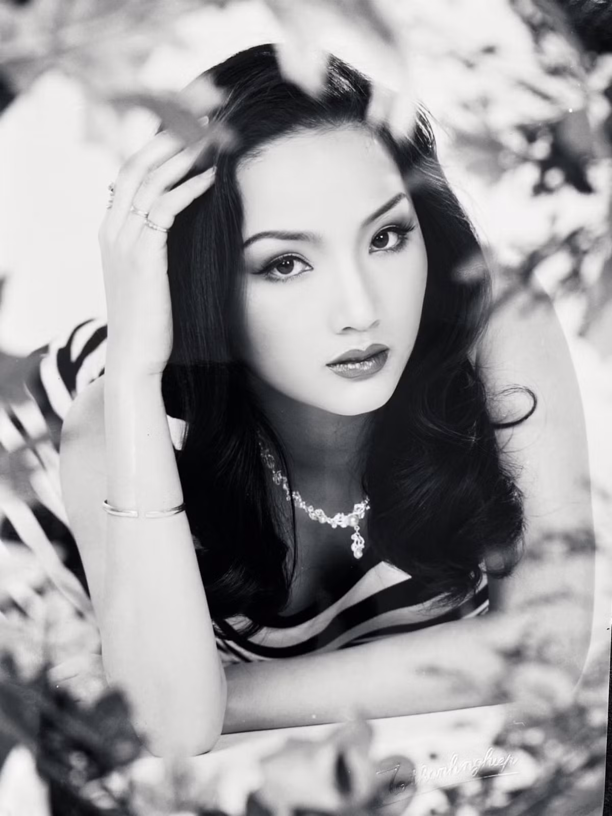 Loạt ảnh cũ của Hoa hậu Giáng My gây sốt. Nhan sắc của Giáng My khiến nhiều người trầm trồ, khen ngợi.