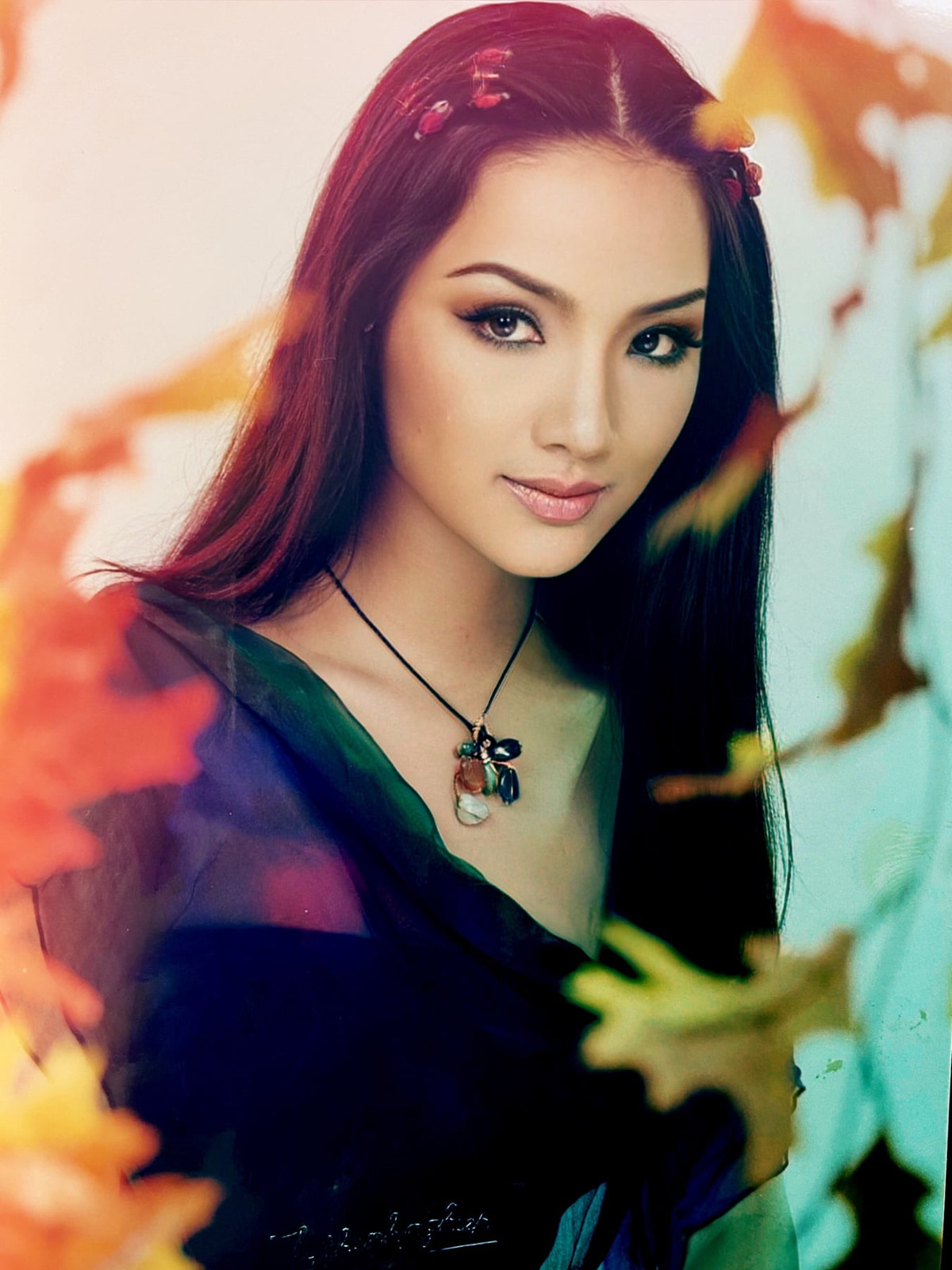 Hoa hậu Đền Hùng chia sẻ: "Thời làm mẫu lịch với nhiếp ảnh gia Tô Thanh Nghiệp. Mốt make up lúc bấy giờ đậm hơn thời nay. Phong cách thể hiện cool, ngầu. Thấm thoát đã 16 năm với bao đổi thay. Nhờ FB lưu giữ những ký ức đẹp này".