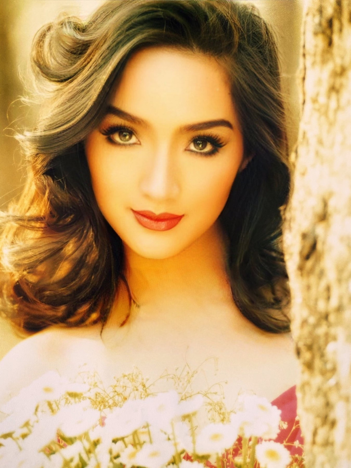 "Thời nào chị cũng xinh đẹp. 16 năm trôi qua mà chị bây giờ vẫn trẻ trung, xinh đẹp y như vậy. Đúng là thời gian cũng phải hờn ghen chị ạ", một fan khen ngợi Giáng My.