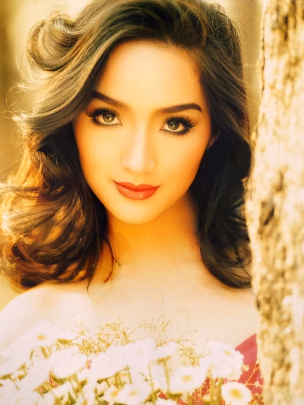 "Thời nào chị cũng xinh đẹp. 16 năm trôi qua mà chị bây giờ vẫn trẻ trung, xinh đẹp y như vậy. Đúng là thời gian cũng phải hờn ghen chị ạ", một fan khen ngợi Giáng My.