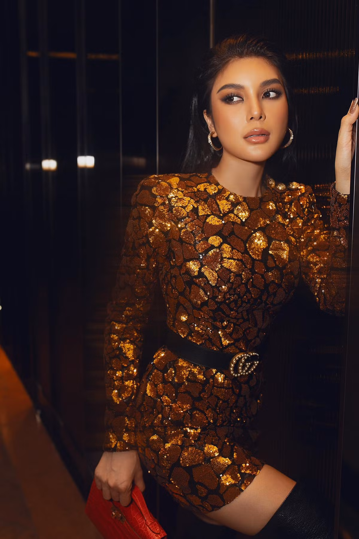 Trước đó, Lily Chen liên tục "đá xéo" một ai đó. Cô chia sẻ: "Mình không có nhu cầu chung bồ với ai cả, mình và họ không muốn dính líu gì cả! Còn không họ tự đặt lên phải không?".