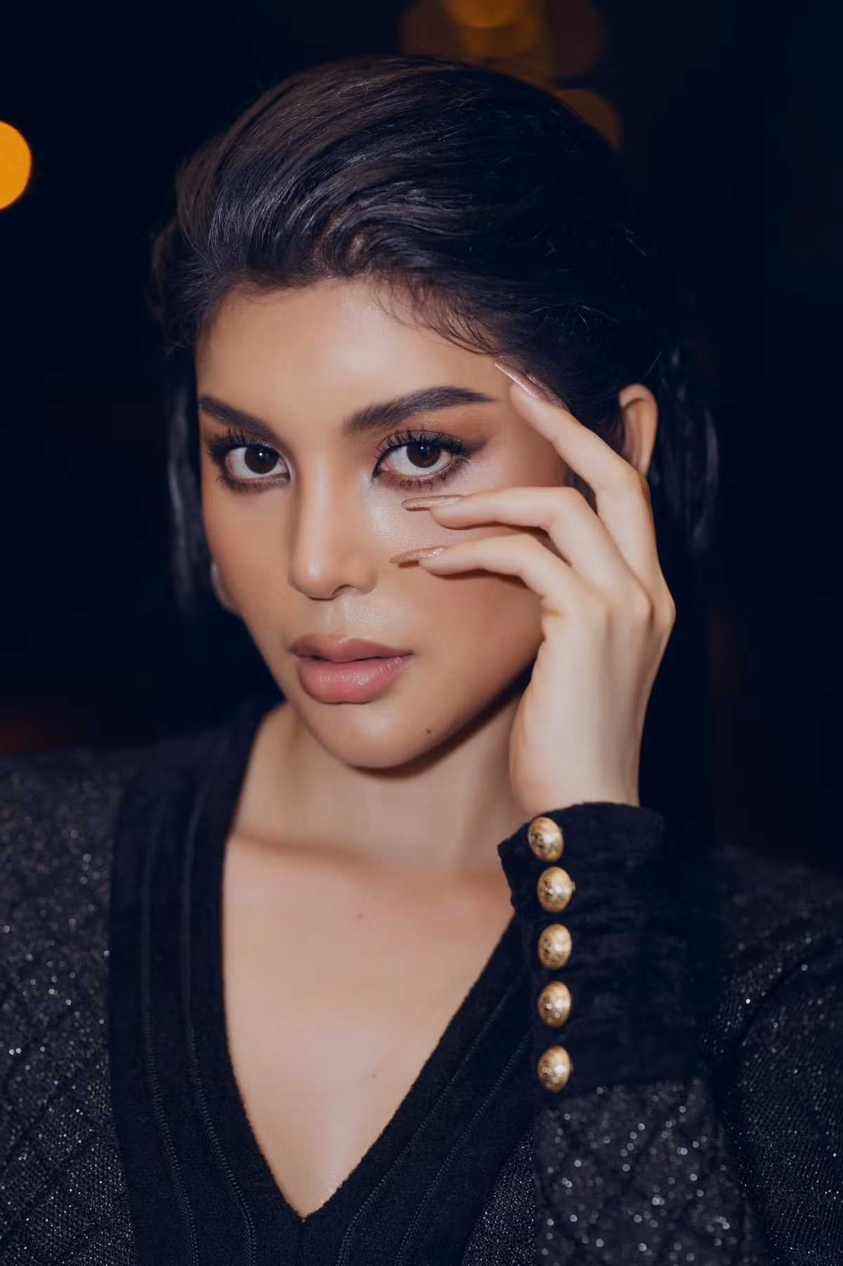 Mới đây Lily Chen gây xôn xao khi đá xéo "nữ hoàng nội y". Trên trang cá nhân, người đẹp này ẩn ý: "Nghe đồn, nữ hoàng nội y quấn xèo nẹo người đáng em mình tuyên bố Lily Chen không có cửa với chị. Chị nghĩ mình là ai vậy? Là vedette xứ Trà Vinh hả chị? Em không giỏi như chị cướp chồng hết người này đến người khác. Nhưng xin lỗi chị đừng dìm em".