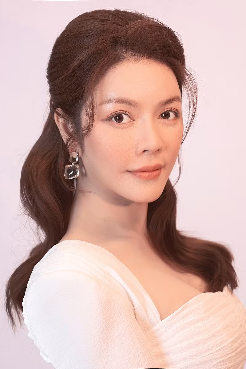 Ngoài ra, Lý Nhã Kỳ hé lộ vụ tai nạn suýt chết khi cô tất bật chạy show giữa đêm. Từ sự việc đó, cô dần nhận ra giá trị cuộc sống và biết quý trọng những điều đơn giản, đời thường.