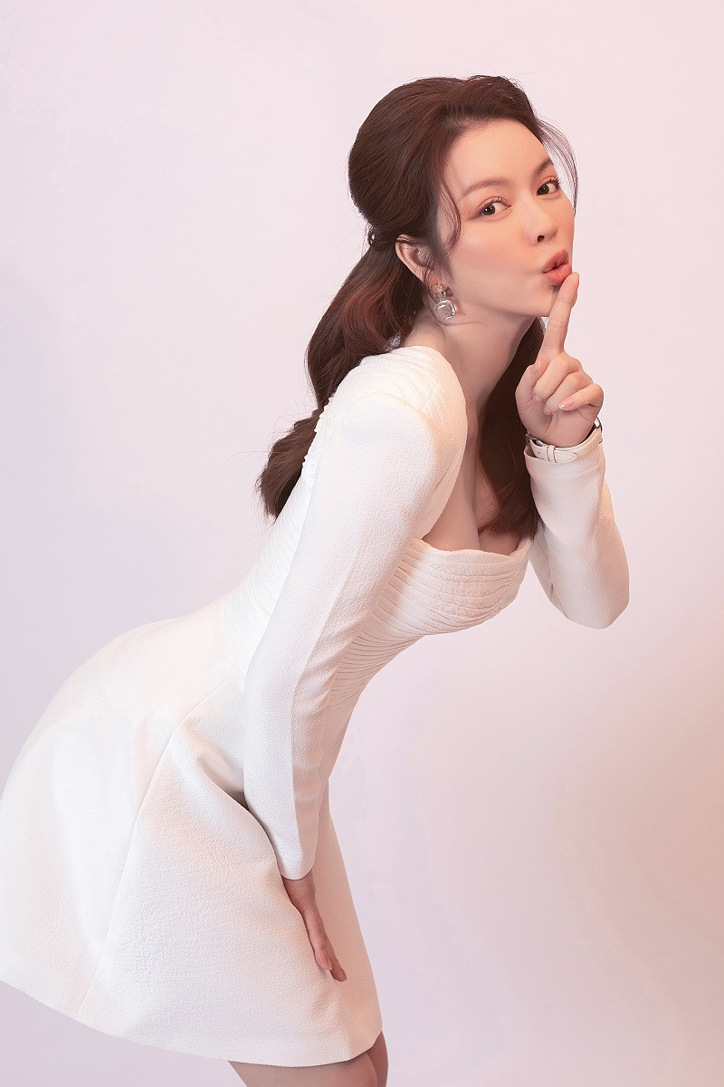 Tâm sự với Khả Như, diễn viên Gió nghịch mùa kể: “Lúc đó, tôi đi quay phim Kiều nữ và đại gia về khoảng 2h sáng để tiếp tục chạy show. Tuy nhiên, tài xế của tôi ngủ gục trên đường nên va chạm với một chiếc xe container. Chiếc Mercedes của tôi bị cán banh chành ở xa lộ Hà Nội. Điều đó khiến tôi ám ảnh đến bây giờ, không bao giờ dám đi xe 4 chỗ, phải đi xe thật to. Thời khắc sinh tử đó, tôi còn nghe thấy tiếng người dân nói chuyện, bảo tìm chiếu với cát để lo liệu. Nhưng khi công an đến, tôi dần tỉnh lại và thấy mình may mắn không bị thương tích gì”.