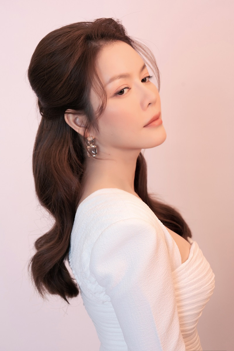 Lý Nhã Kỳ kể thêm về việc cô thoát chết thần kỳ sau tai nạn kinh hoàng năm nào: “Công an đến dọn dẹp hiện trường, kéo chiếc xe của tôi ra khỏi container. Lúc đó, mọi người mới nhận ra Lý Nhã Kỳ. Họ tưởng tôi đang đóng phim vì mình chẳng bị gì hết. Mặt tôi vẫn còn son phấn, không có thương tích gì. Thậm chí, công an còn tưởng tôi chấn thương sọ não, chảy máu trong. Các anh sợ tôi mất hồn nên vỗ vai một cái, thế là tôi bừng tỉnh và òa lên khóc. Tôi cảm thấy vừa tủi thân vừa yếu đuối, cần người che chở”.