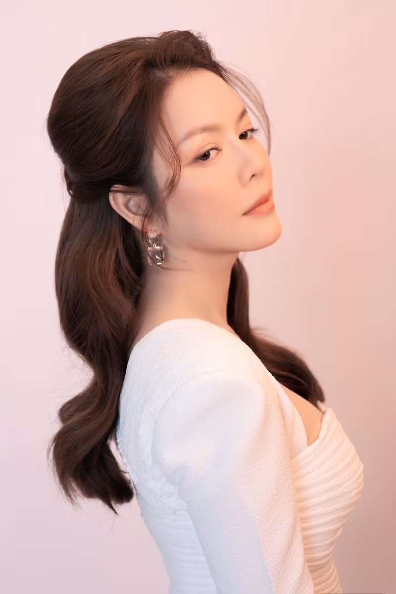 Lý Nhã Kỳ kể thêm về việc cô thoát chết thần kỳ sau tai nạn kinh hoàng năm nào: “Công an đến dọn dẹp hiện trường, kéo chiếc xe của tôi ra khỏi container. Lúc đó, mọi người mới nhận ra Lý Nhã Kỳ. Họ tưởng tôi đang đóng phim vì mình chẳng bị gì hết. Mặt tôi vẫn còn son phấn, không có thương tích gì. Thậm chí, công an còn tưởng tôi chấn thương sọ não, chảy máu trong. Các anh sợ tôi mất hồn nên vỗ vai một cái, thế là tôi bừng tỉnh và òa lên khóc. Tôi cảm thấy vừa tủi thân vừa yếu đuối, cần người che chở”.