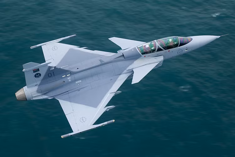JAS 39 Gripen Được trang bị 1 động cơ Volvo RM12, chiếc máy bay này có tốc độ tối đa lên tới Mach 2 tương đương với 2204 km/h, bán kính chiến đấu đạt 800 km, tầm bay 3200 km, trần bay 15.200 mét. Nguồn ảnh: Saab.