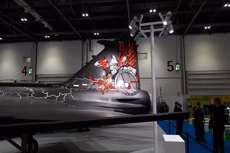 Dĩ nhiên hiện tại biến thể Gripen Aggressor chỉ mới là một mô hình thiết kế nhưng trong tương lai gần Saab sẽ sớm hoàn thiện nó để đáp ứng nhu cầu ngày càng tăng của thị trường. Phía Saab cũng cam kết khách hàng của công ty này sẽ có một trải nghiệm mới với Gripen Aggressor. Nguồn ảnh: Pertti Immonen‏.