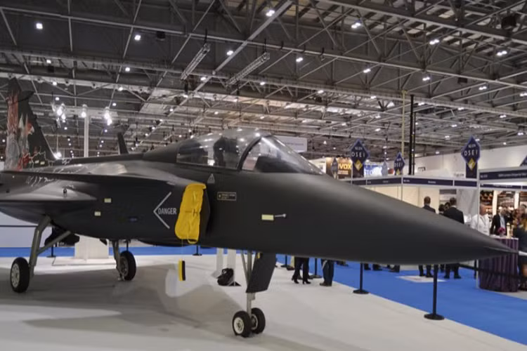 Theo đó điều này sẽ tác động ít nhiều đến danh tiếng của JAS 39 Gripen hơn là mang lại cho Saab các hợp đồng từ chương trình phát triển Gripen Aggressor. Và khi ưu thế độc nhất của JAS 39 Gripen không còn nữa thì nó sẽ rất khó cạnh tranh lại với các dòng chiến đấu cơ khác cùng giá tiền đến từ Nga, Mỹ và cả Trung Quốc. Nguồn ảnh: Jane's.