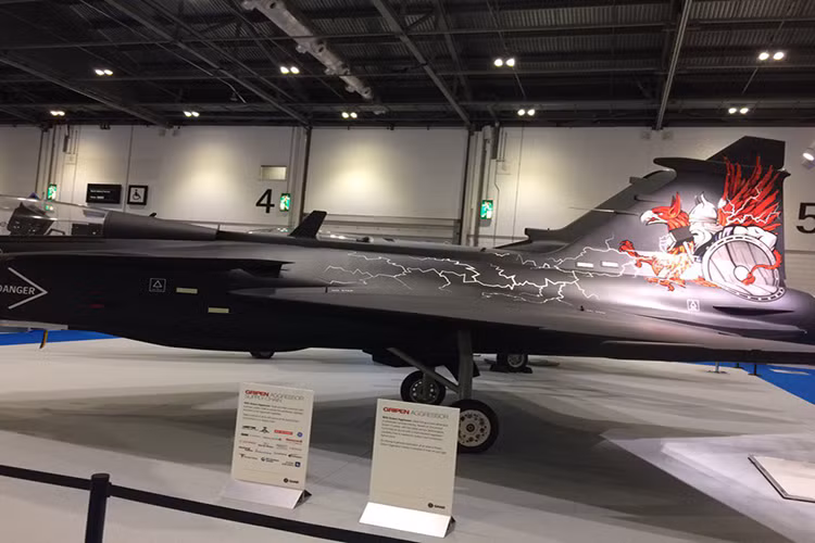 Cũng có một số thông tin cho biết, những tính năng trong mơ trên của Gripen Aggressor có được do nó là một biến thể bay huấn luyện của JAS 39C, và nếu điều này là sự thật thì đây sẽ là một sai lầm lớn của Saab đối với dòng tiêm kích JAS 39 Gripen khi chúng đang làm rất tốt vai trò của mình ngoại trừ việc có giá thành quá cao. Nguồn ảnh: Robert Björklund‏.