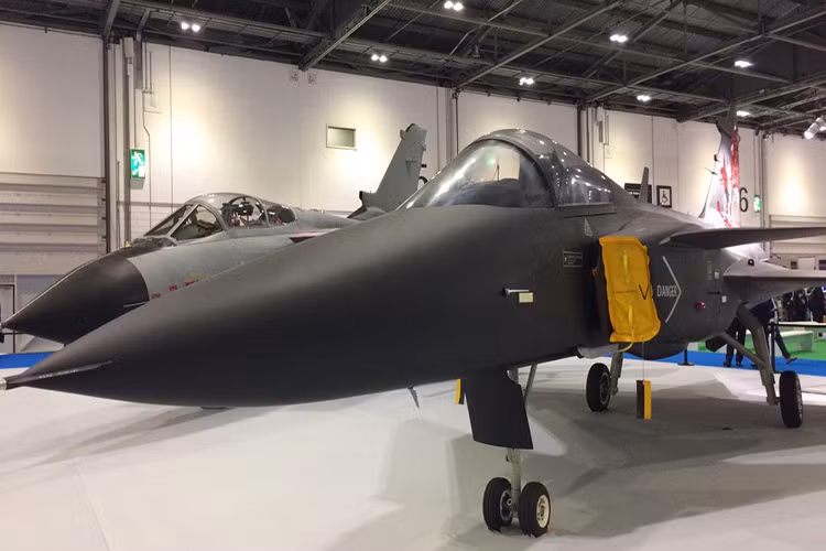 Với những gì mà Saab đang hướng đến nhiều khả năng công ty này đang muốn tung ra một mẫu tiêm kích hạng nhẹ đa năng “giá rẻ” phù hợp với nhiều loại thị trường khác nhau chứ không bó hẹp tại châu Âu như hiện tại. Và Gripen Aggressor chính là viên gạch đầu tiên cho kế hoạch trên. Nguồn ảnh: Aviation Analysis.