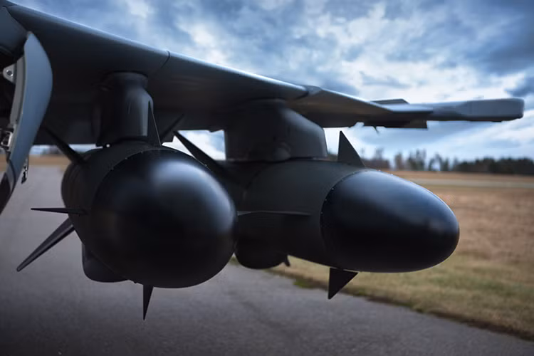Trong ảnh là một chiếc JAS 39 Gripen mang theo 4 tên lửa tấn công đa nhiệm RBS-15 hai bên cánh với trọng lượng mỗi quả lên đến 800kg. RBS-15 có thể thực hiện nhiệm vụ tấn công mặt đất lẫn chống hạm tùy yêu cầu tác chiến. Nguồn ảnh: Saab.