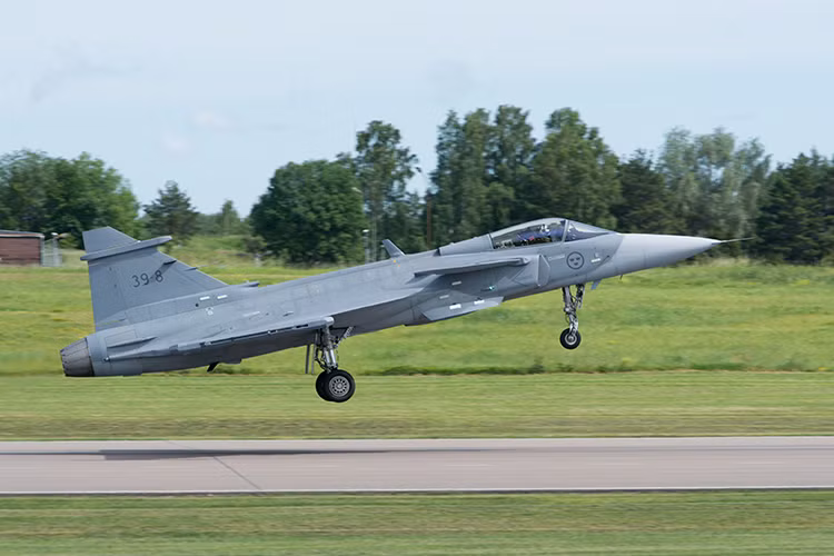 Ra mắt từ năm 1997, tiêm kích JAS 39 Gripen được coi là niềm tự hào của Không quân Thụy Điển với tổng cộng khoảng 247 chiếc đã được sản xuất và có mặt trong biên chế của lực lượng Không quân 7 nước trên thế giới. Và giá của mỗi chiếc JAS 39 Gripen không hề rẻ lên đến 60 triệu USD tùy từng phiên bản. Nguồn ảnh: Saab.