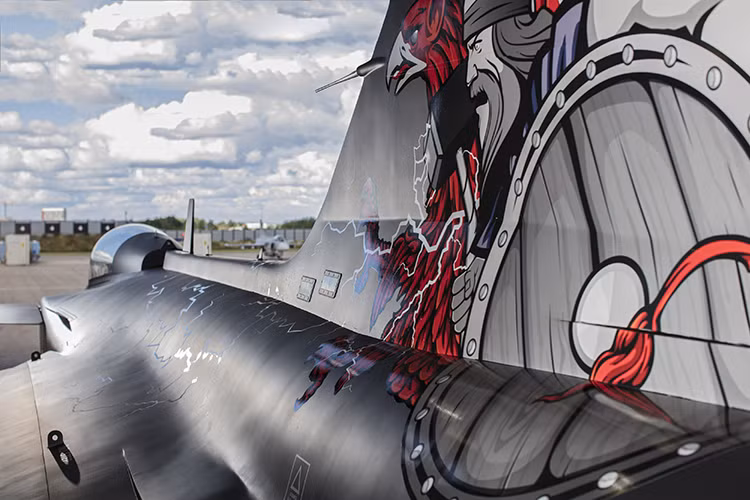 Theo Air Recognition, tại triển lãm An ninh – Quốc phòng DSEi 2017 đang diễn ra ở London, công ty quốc phòng Saad của Thụy Điển đã lần đầu tiên giới thiệu biến thể mới nhất của dòng tiêm kích hạng nhẹ tiên tiến Saab JAS 39 Gripen có tên Gripen Aggressor. Nguồn ảnh: Saab.