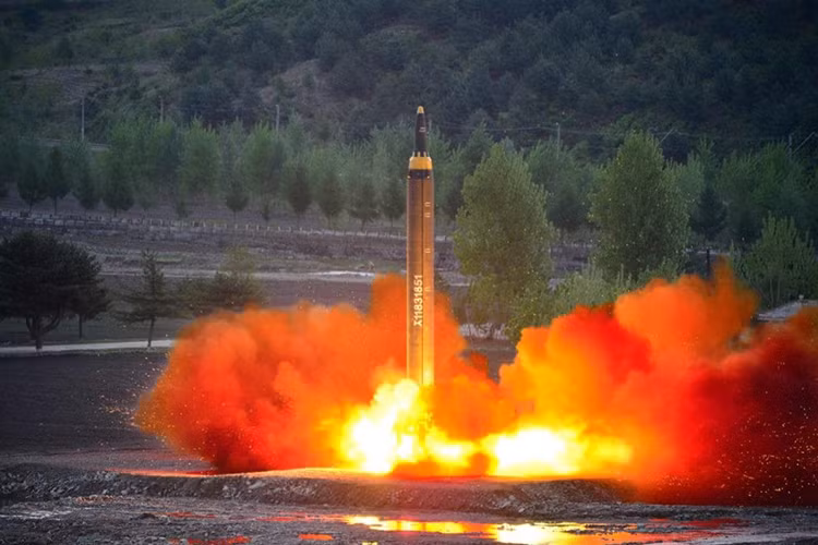 Về thông số kỹ thuật của tên lửa Hwasong-12, nó có trọng lượng ước tính 28 tấn và có chiều dài cơ bản 16m. Nó có thể mang theo một đầu đạn nặng từ 500-600kg tương đương một đầu đạn hạt nhân kết hợp với đó là hệ thống dẫn đường quán tính, không có hổ trợ dẫn đường bằng vệ tinh nên độ chính xác của Hwasong-12 thực sự là một câu hỏi khá lớn tuy nhiên nhược điểm này có thể được bù đắp bằng sức mạnh hủy diệt của một vũ khí nhiệt hạch. Nguồn ảnh: KCNA.