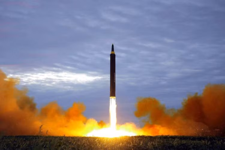 Hiện có nhiều ý kiến cho rằng, vụ phóng thử nghiệm tên lửa đạn đạo chiến lược tầm xa Hwasong-12 của Triều Tiên vào hôm 29/8 là để thử nghiệm mẫu đầu đạn này. Điều này cũng chứng tỏ Triều Tiên đã tích hợp thành công đầu đạn hạt nhân lên trên một mẫu tên lửa ICBM, mà cụ thể hơn ở đây là Hwasong-12. Nguồn ảnh: KCNA.