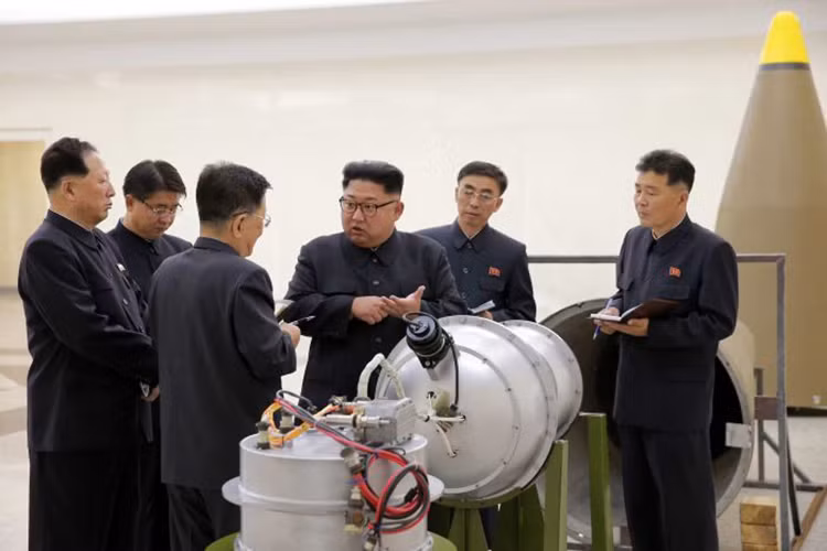 Cũng trong cùng ngày 3/9, KCNA cũng công bố những hình ảnh về mẫu đầu đạn hạt nhân Triều Tiên đầu tiên trong một chuyến thăm của Chủ tịch tối cao Triều Tiên Kim Jung Un đến một cơ sở nghiên cứu tên lửa đạn đạo liên lục địa. Thậm chí KCNA còn cho biết mẫu đầu đạn này là biến thể thu nhỏ của một vũ khí nhiệt hạch có thể được triển khai từ tên lửa ICBM. Nguồn ảnh: KCNA.