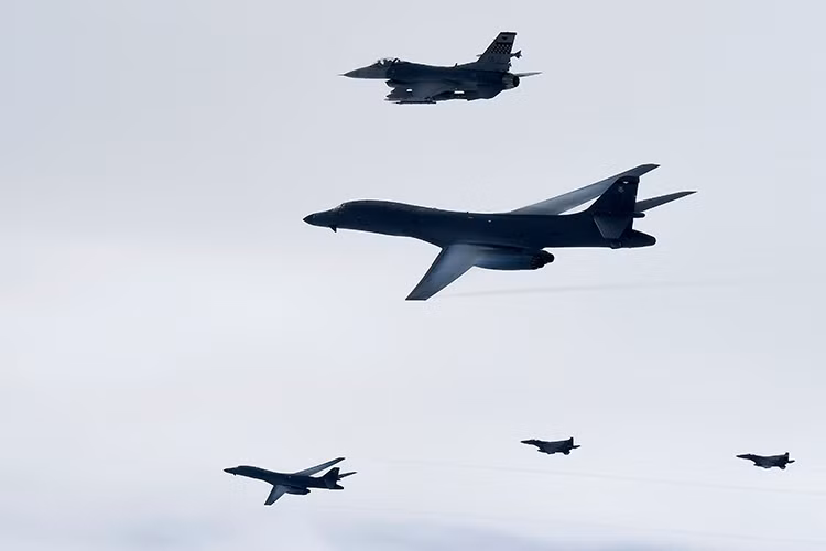 Trước các hàng động đe dọa của Bình Nhưỡng gần đây, Mỹ và các nước đồng minh trong khu vực đang để ngỏ một khả năng sử dụng các biện pháp đối phó quân sự đối với sự leo thang của Triều Tiên hoặc gây sức ép với Trung Quốc và Nga phong tỏa hoàn toàn Triều Tiên về mọi mặt, đóng cửa hoàn toàn các tuyến biên giới với nước này. Nguồn ảnh: CBS Denver.