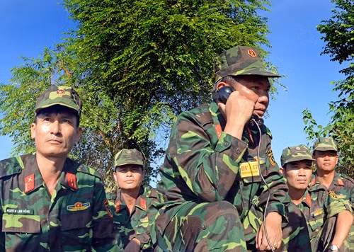 Với truyền thống “Vượt mọi khó khăn - Chủ động sáng tạo - Kiên cường bám trụ - Liên tục đánh thắng” của Trung đoàn 201 Anh hùng, các quân nhân dự bị đã làm chủ vũ khí trang bị, thực hành tốt nguyên tắc chiến thuật, nhanh chóng tiêu diệt các vị trí của địch, đồng loạt đánh chiếm các mục tiêu, hoàn thành tốt đề mục huấn luyện. Ảnh: Chỉ huy Trung đoàn hạ đạt mệnh lệnh chiến đấu.